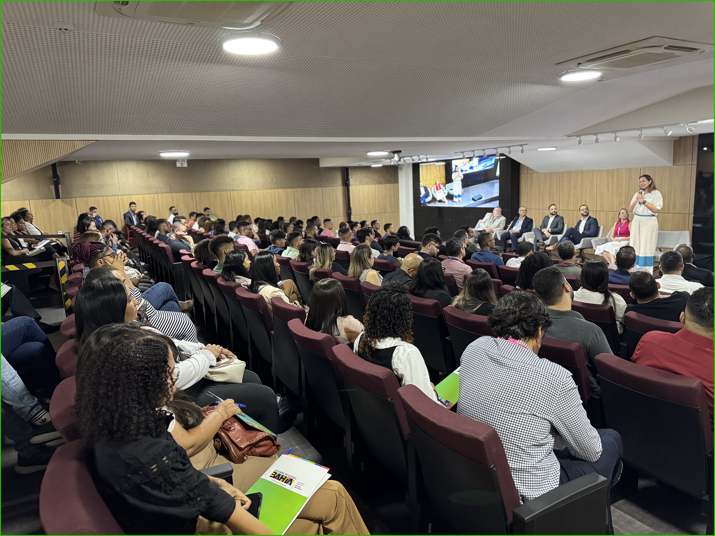 Palestrante e participantes em um encontro da comunidade AGHUse